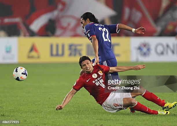 Nakazawa Yuji of Yokohama F. Marinos competes the ball with Elkeson de Oliveira Cardoso of Guangzhou Evergrande during the AFC Asian Champions League...