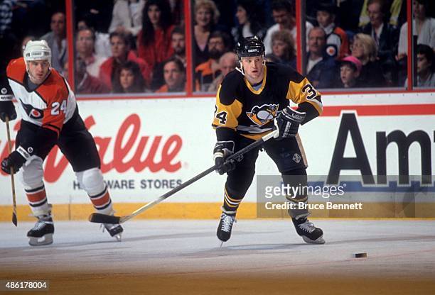 Scott Young of the Pittsburgh Penguins skates on the ice during an NHL game against the Philadelphia Flyers on March 26, 1991 at the Spectrum in...
