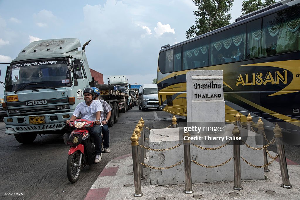 Vehicles cross the Malaysia - Thailand border at Sadao...