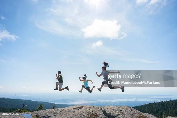 実行、ジャンプ 3 人の山トップ、崖の上のエッジ - sports top view ストックフォトと画像