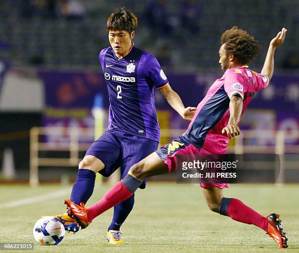Japan's Sanfrecce Hiroshima defender Hwang Seokho fights for the ball against Australia's Central Coast Mariners player during the AFC champions...
