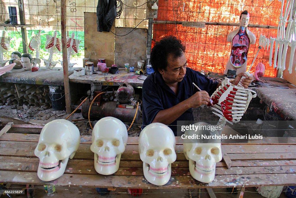 Indonesian Craftsman Makes Anatomical Mannequins For Medical Use