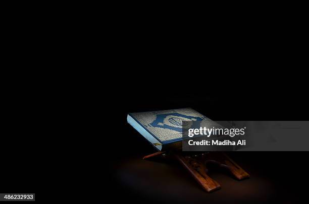 the holy quran - koran imagens e fotografias de stock