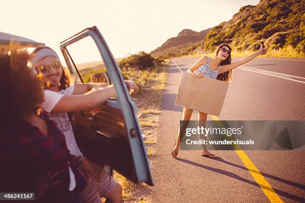 girl is hitchhiking - hitchhiking 個照片及圖片檔