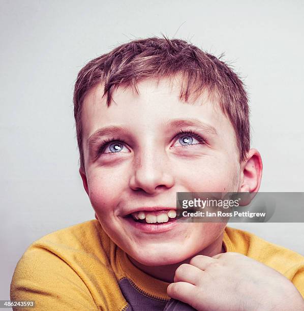 boy smiling - alleen jongens stockfoto's en -beelden
