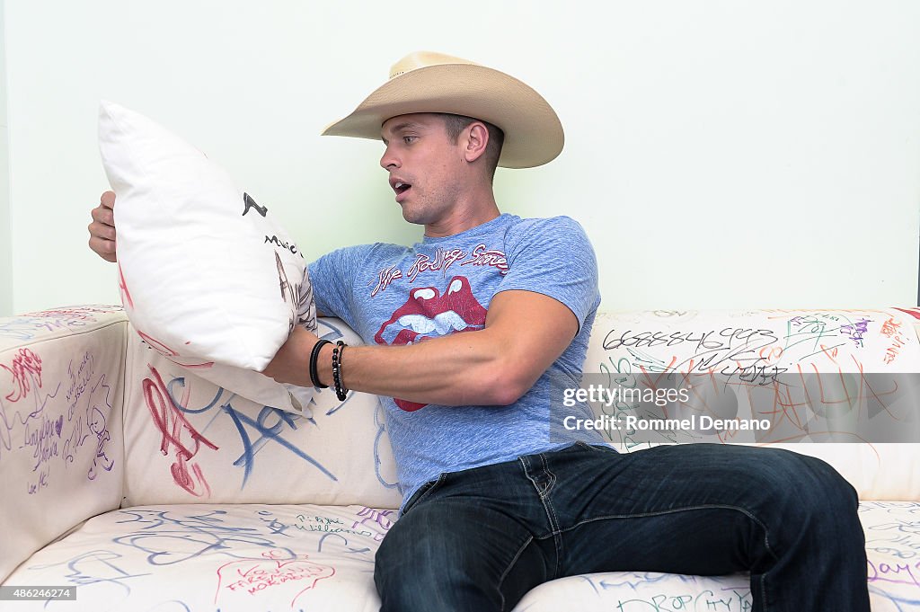 Dustin Lynch Visits Music Choice