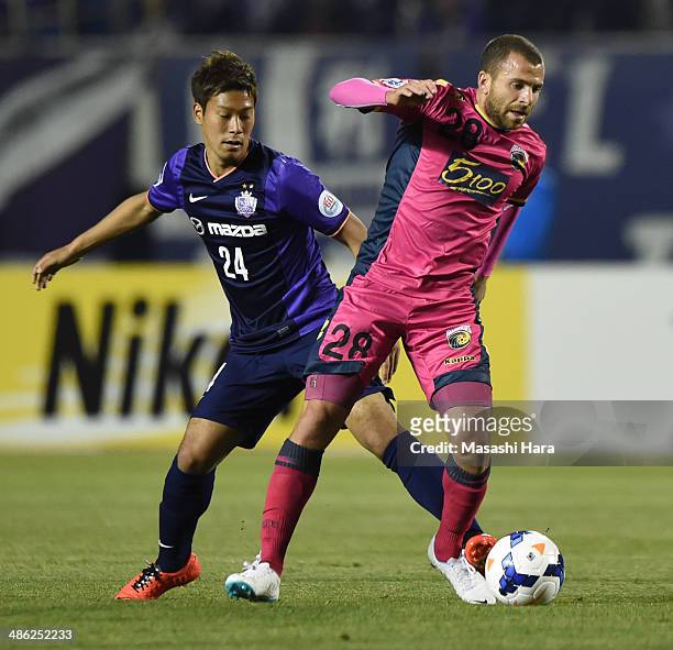 Glen Trifiro of Central Coast Mariners and Gakuto Notsuda of Sanfrecce Hiroshima compete for the ball during the AFC Champions League Group F match...