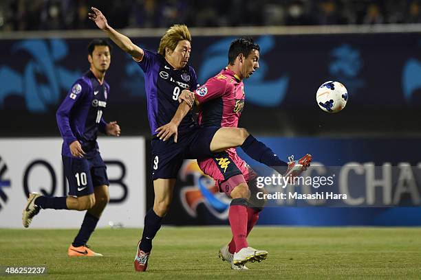 John Hutchinson of Central Coast Mariners and Naoki Ishihara of Sanfrecce Hiroshima compete for the ball during the AFC Champions League Group F...