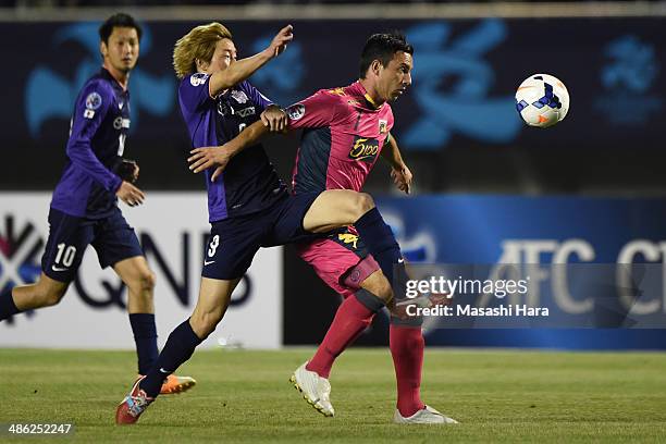 John Hutchinson of Central Coast Mariners and Naoki Ishihara of Sanfrecce Hiroshima compete for the ball during the AFC Champions League Group F...