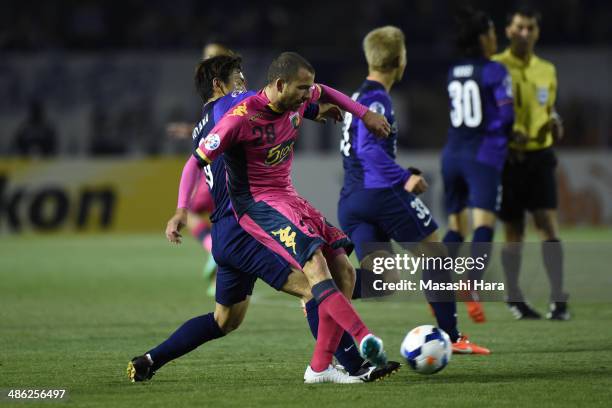 Glen Trifiro of Central Coast Mariners and Toshihiro Aoyama of Sanfrecce Hiroshima compete for the ball during the AFC Champions League Group F match...