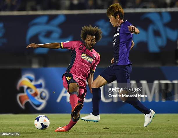 Park Hyung Jin of Sanfrecce Hiroshima and Isaka Cernak Okanya of Central Coast Mariners compete for the ball during the AFC Champions League Group F...