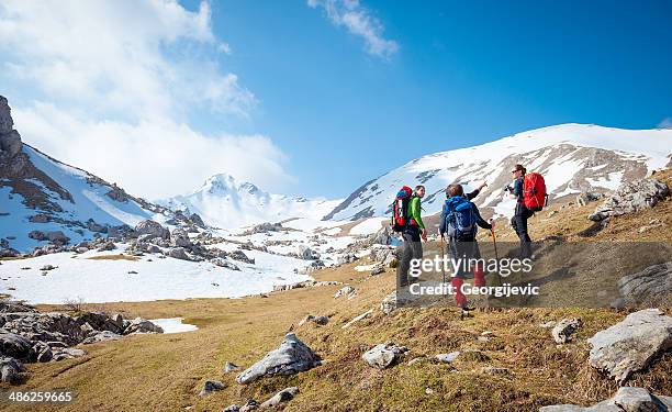 l'alpinisme - guide touristique photos et images de collection