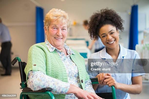 senior mulher doente no hospital - nursing assistant imagens e fotografias de stock