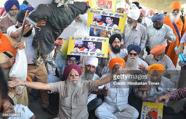 Members of 1984 Anti-Sikh riots victims during a protest against the Congress Lok Sabha Candidate from Amritsar Captain Amarinder Singh for his clean...