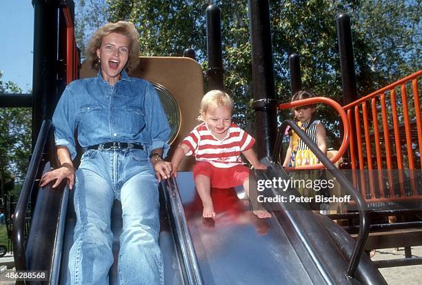 "Sabrina Fox, Tochter Julia Fox, beim Rutschen auf dem Spielplatz am in Los Angeles, USA. "