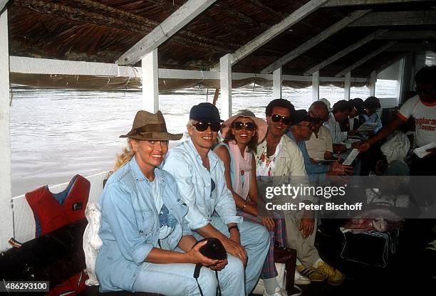 "Hannelore Kramm, Ehemann Heino, Ireen Sheer, Ehemann Gavin du Porter, Mitreisende, Langboot auf Fluß Amazonas, Amazonas-Tour bei...