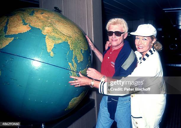 "Heino, Ehefrau Hannelore Kramm, Globus unter Deck vom Kreuzfahrtschiff MS ""Europa"" bei Asien-Kreuzfahrt am im Hafen von Laem Chabang, Thailand. "