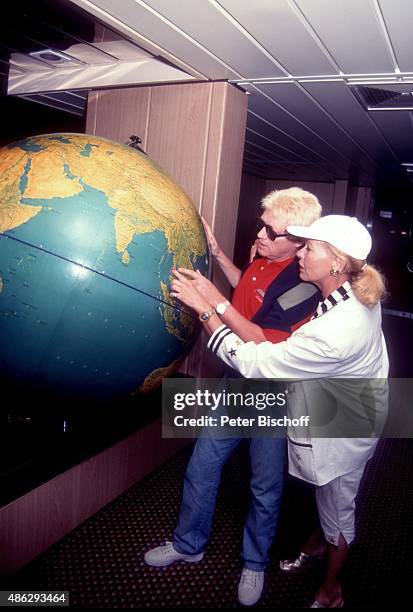 "Heino, Ehefrau Hannelore Kramm, Globus unter Deck vom Kreuzfahrtschiff MS ""Europa"" bei Asien-Kreuzfahrt am im Hafen von Laem Chabang, Thailand. "