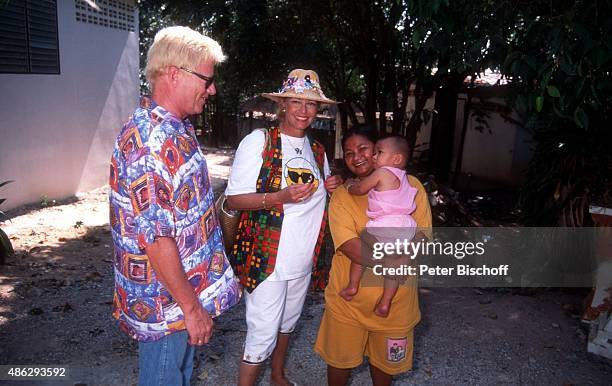 "Heino, Ehefrau Hannelore Kramm, Thailänderin mit Baby, Pattaya, Landgang bei Asien-Kreuzfahrt auf MS ""Europa"" am , Thailand. "