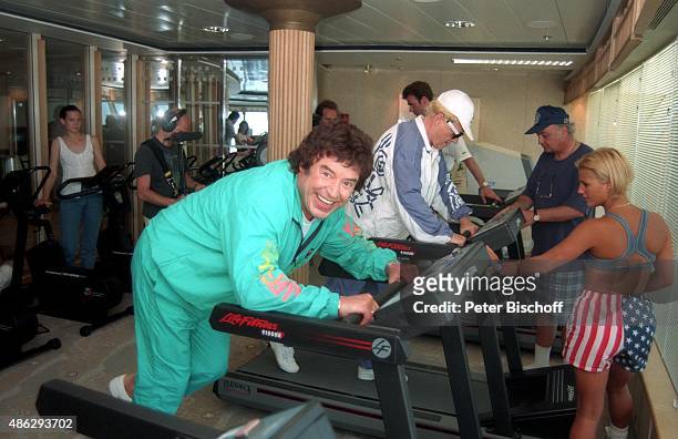 "Tony Marshall, dahinter Heino und Fitnesstrainerin Lisa Parker, mitreisende Passagiere, ""Die Goldene 1"" Lotterie-Gewinner-Kreuzfahrt ""Die Goldene...