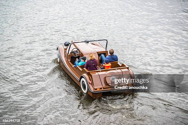 touristes sur pédalos à prague - rivière vltava photos et images de collection