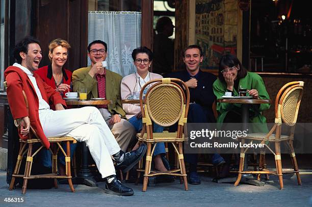 people having fun at outdoor cafe in paris - café paris stock pictures, royalty-free photos & images