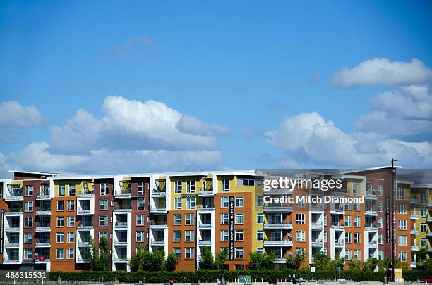 dense living apartments - apartment fotografías e imágenes de stock