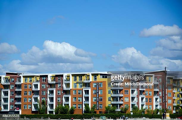 dense living apartments - apartment foto e immagini stock