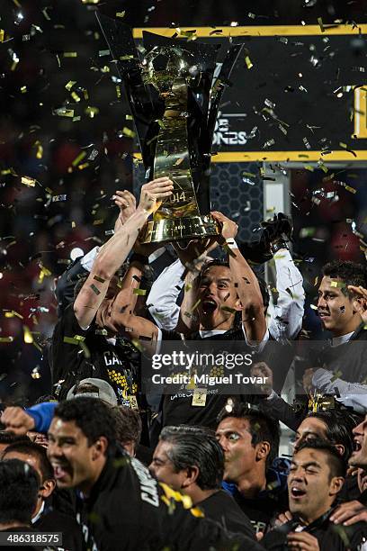 Players of Cruz Azul celebrate after winning the leg 2 of the final match between Cruz Azul and Toluca as part of the CONCACAF Liga de Campeones at...