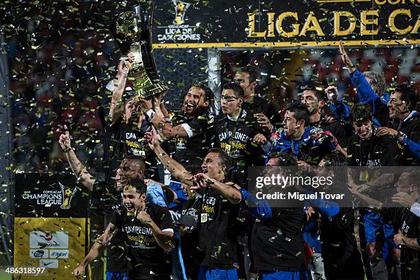 Players of Cruz Azul celebrate after winning the leg 2 of the final match between Cruz Azul and Toluca as part of the CONCACAF Liga de Campeones at...