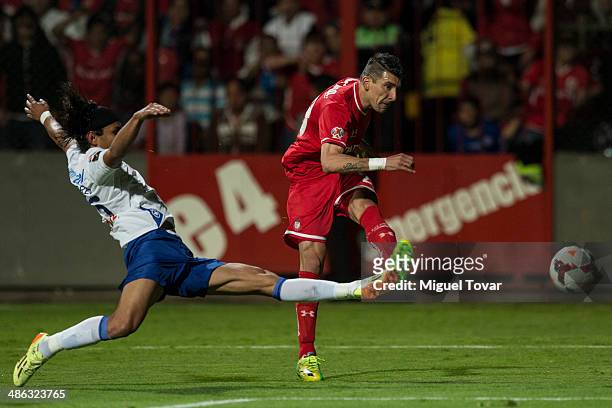 Edgar Bentez of Toluca kicks the ball to score during the leg 2 of the final match between Cruz Azul and Toluca as part of the CONCACAF Liga de...