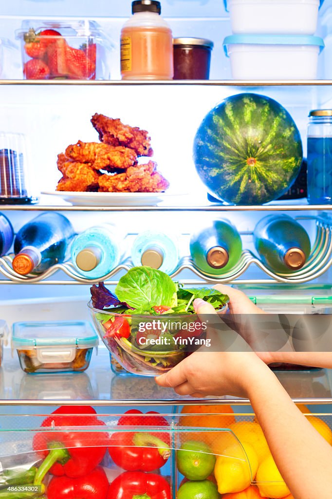 Primo piano di una sana insalata di aprire il frigorifero davanti