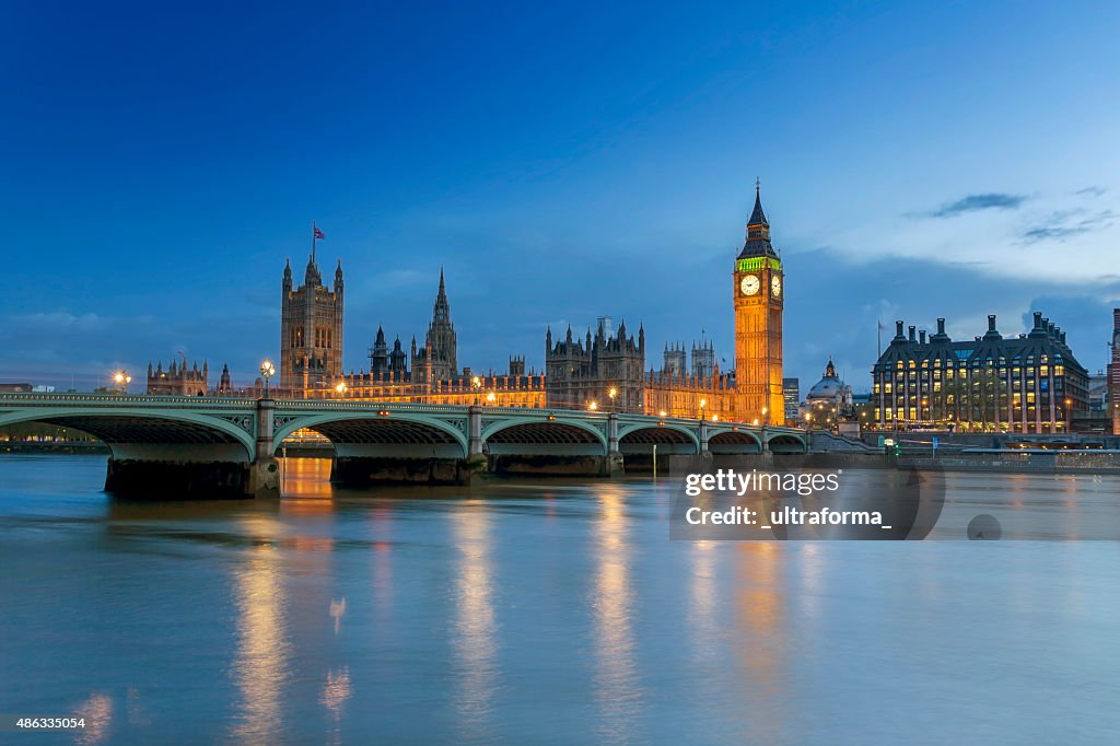 Westminster Palace in London in der Abenddämmerung