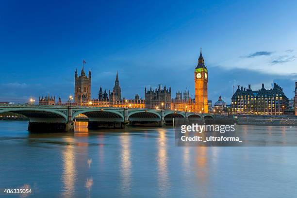 westminster palace in london at dusk - london stockfoto's en -beelden
