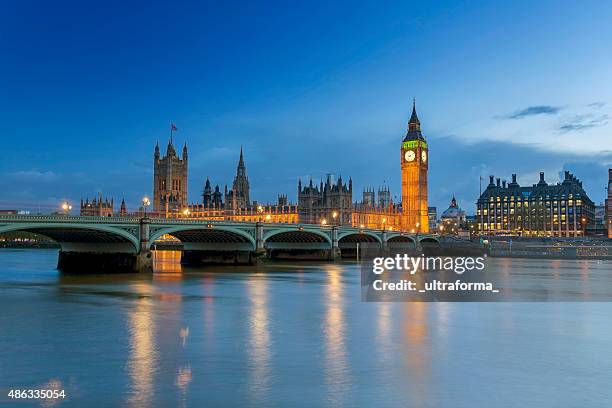 westminster palace in london at dusk - 西敏市 倫敦 個照片及圖片檔