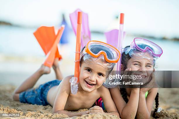 hermano y hermana feliz en la playa - boyshorts fotografías e imágenes de stock