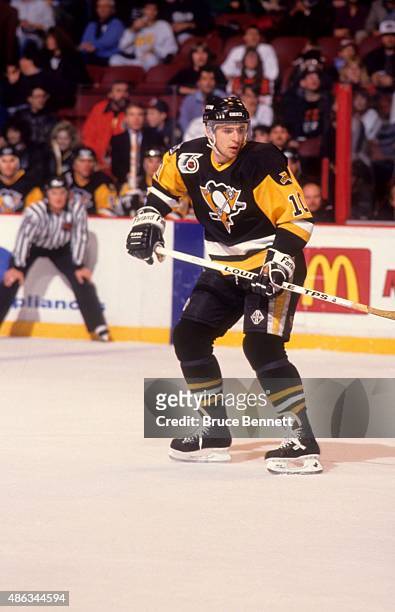 Ron Francis of the Pittsburgh Penguins skates on the ice during an NHL game against the Philadelphia Flyers on November 29, 1991 at the Spectrum in...