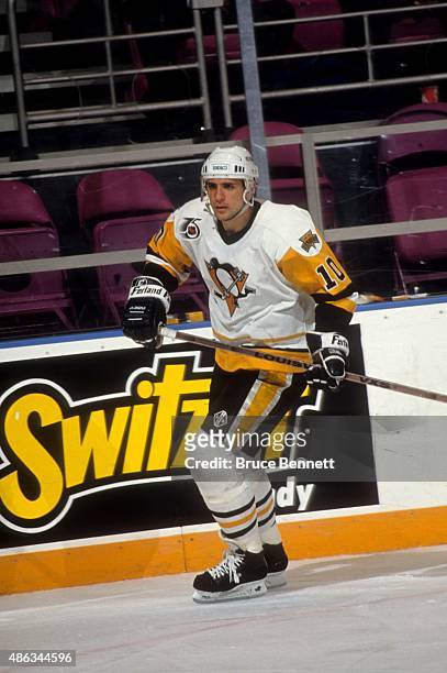 Ron Francis of the Pittsburgh Penguins skates on the ice during an NHL game against the New York Ragners on April 16, 1992 at the Madison Square...