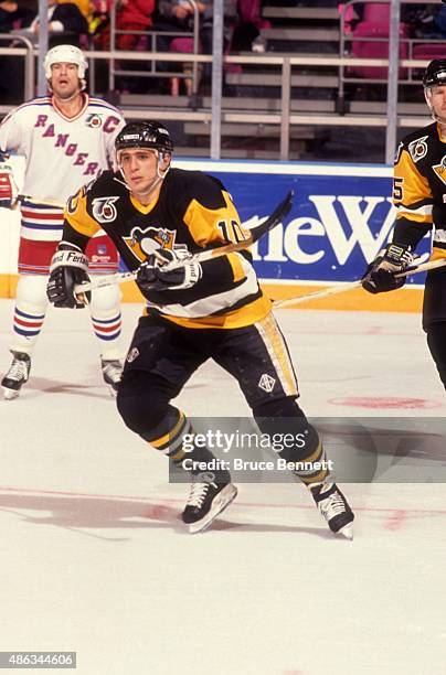 Ron Francis of the Pittsburgh Penguins skates on the ice during an NHL game against the New York Ragners on November 11, 1991 at the Madison Square...