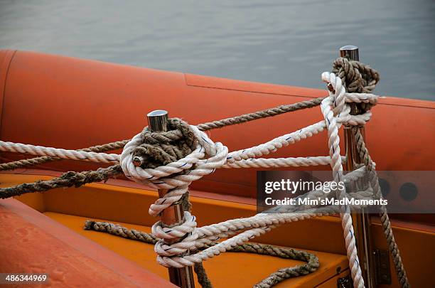 hawser and boat - amarras imagens e fotografias de stock