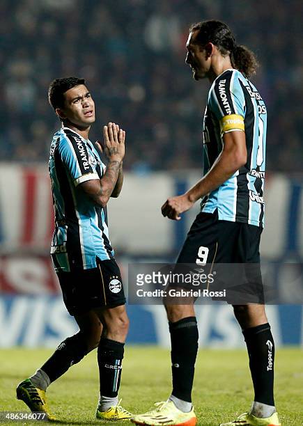 Eduardo Pereira Rodrigues of Gremio talks to Hernan Barcos of Gremio during a match between San Lorenzo and Gremio as part of round of sixteen of...