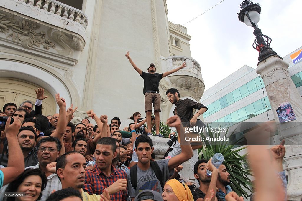 Tunisians protest economic reconciliation bill in Tunis