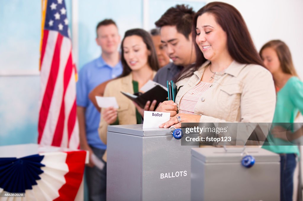 Femme hispanique projette de vote.  Novembre-Unis élection.  Électeurs arrière-plan.