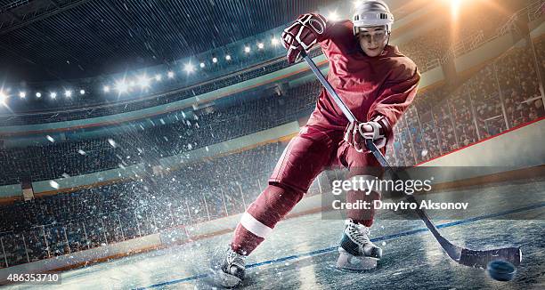 ice hockey-spieler auf hockey arena - hockey arena stock-fotos und bilder