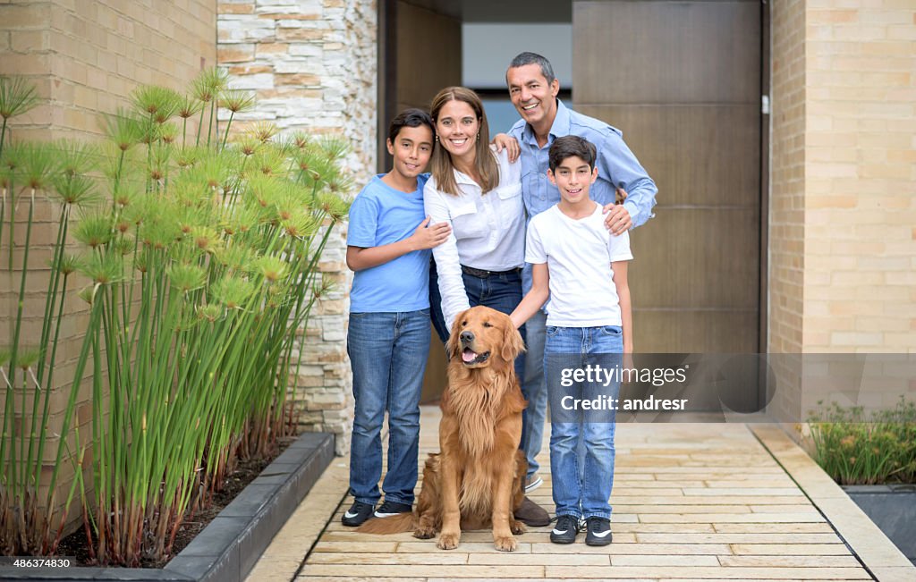 Famiglia felice a casa con il loro cane