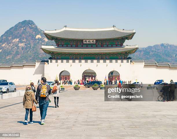 wenn sie den gyeongbokgung palast in seoul norden - gwanghwamun platz stock-fotos und bilder