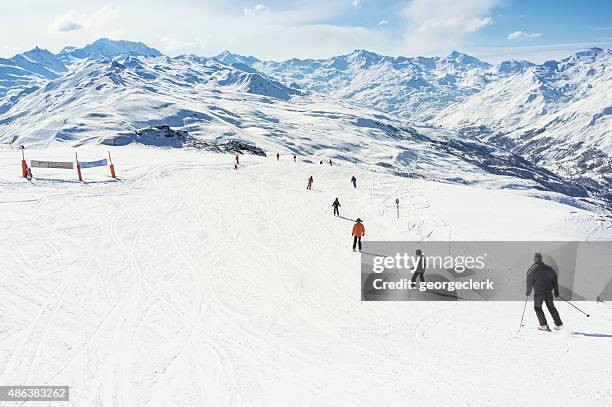 ski piste en mèribel - meribel fotografías e imágenes de stock