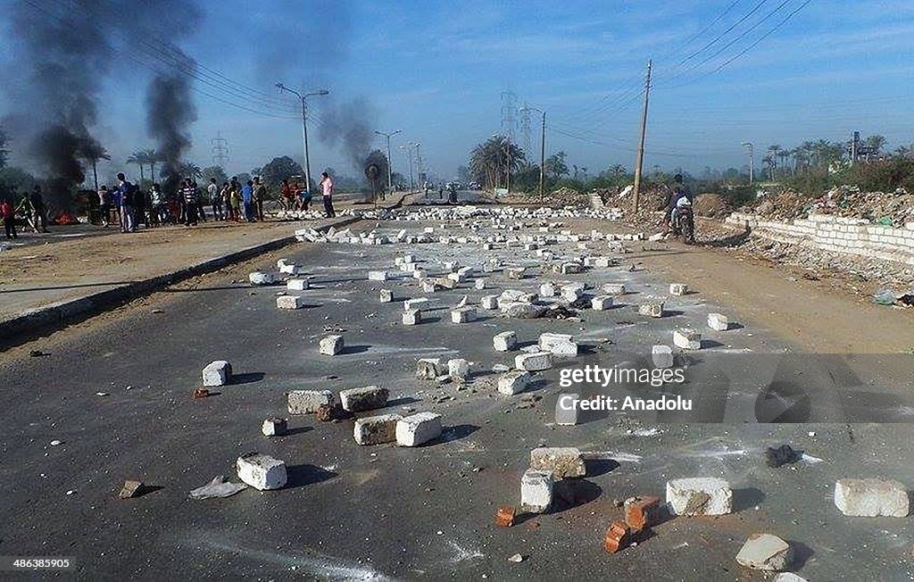 Egyptians block highway in protest at Brotherhood arrests