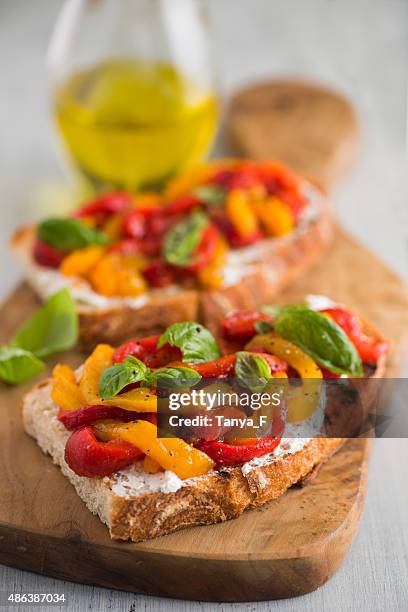 bruschetta con formaggio di capra e peperoni grigliati - bruschetta foto e immagini stock