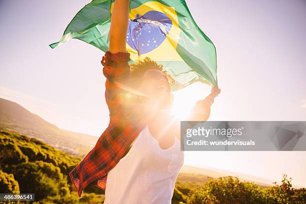 agitant le drapeau brésilien - african american women in the wind photos et images de collection